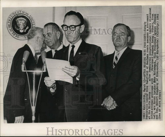 1962 Press Photo Democratic Leader Mike Mansfield and others with newsmen
