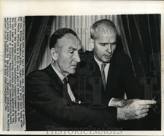 1964 Press Photo Senators Mike Mansfield and Proxmire check vote tally sheet