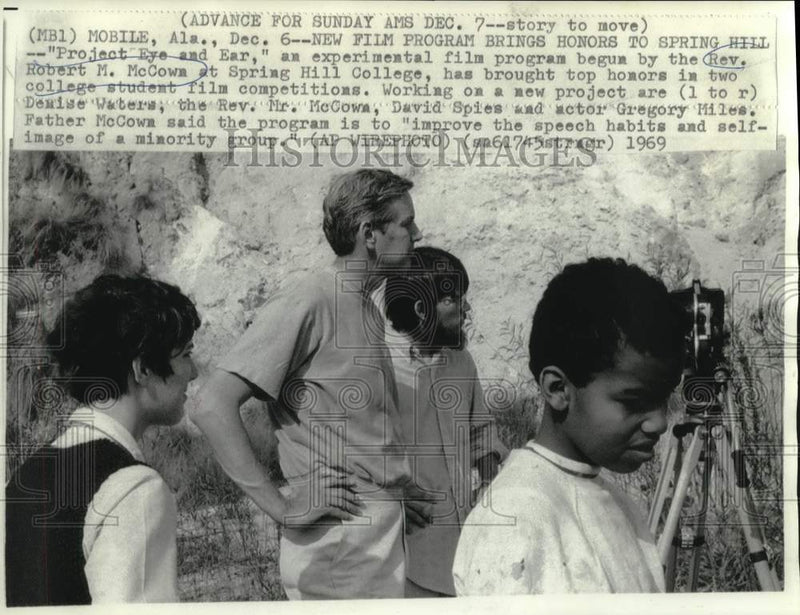 Load image into Gallery viewer, 1969 Press Photo Experimental film program 'Project Eye and Ear" begun by McCown
