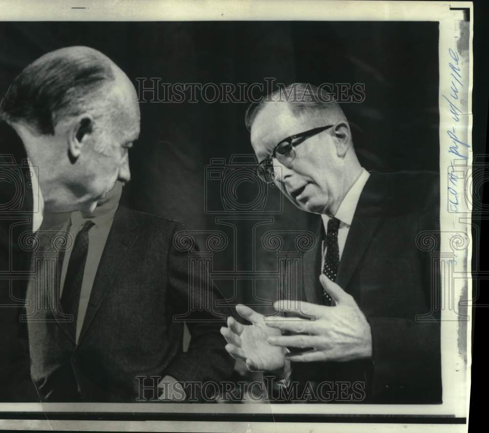 1969 Press Photo Paul McCracken and Senator Javits chat in Washington