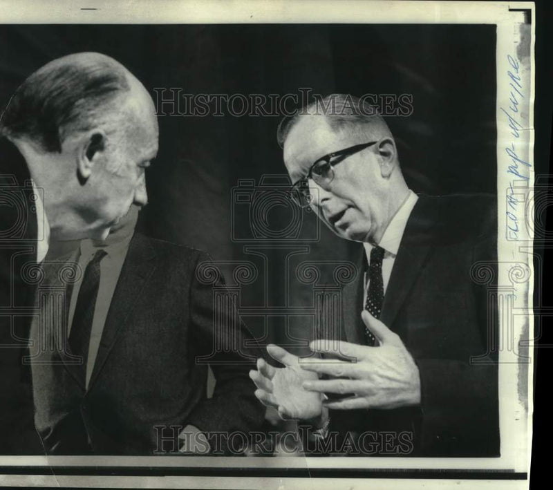 Load image into Gallery viewer, 1969 Press Photo Paul McCracken and Senator Javits chat in Washington
