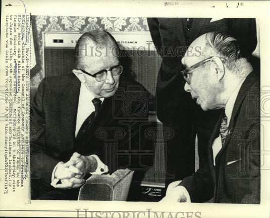1971 Press Photo Paul McCracken and Japan's Mikio Mizuta meet in Japan.