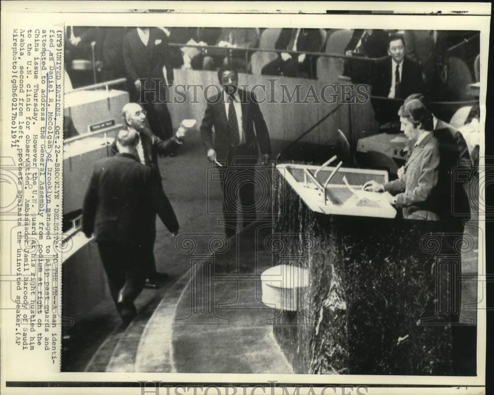 1971 Press Photo Uninvited United Nations speaker Daniel McColgan at podium