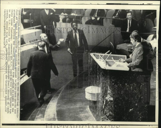 1971 Press Photo Uninvited United Nations speaker Daniel McColgan at podium