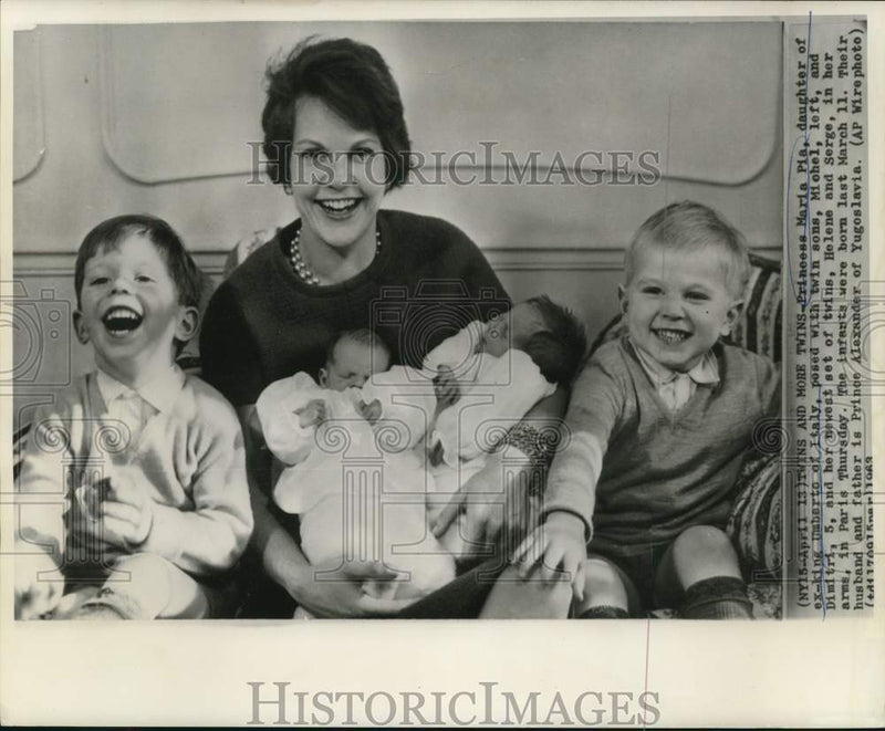 Load image into Gallery viewer, 1963 Press Photo Princess Maria Pia poses with twin son, 5, and new infant twins
