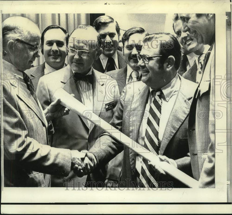 Load image into Gallery viewer, 1973 Press Photo Lt. Governor Maddox presents ax handle to Senator Cox

