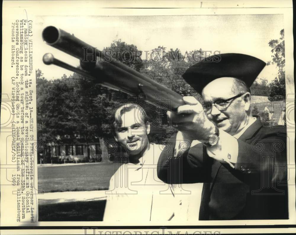 1969 Press Photo Governor Maddox looks down sights of revolutionary rifle