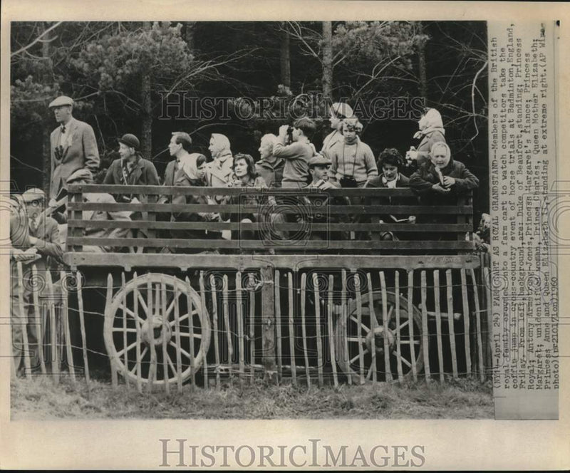 Load image into Gallery viewer, 1960 Press Photo Members of British Royal Family crowded onto farm cart
