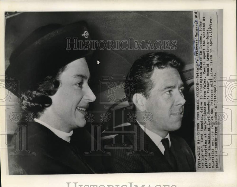 Load image into Gallery viewer, 1964 Press Photo Princess Margaret and Lord Snowdon drive to Kensington Palace

