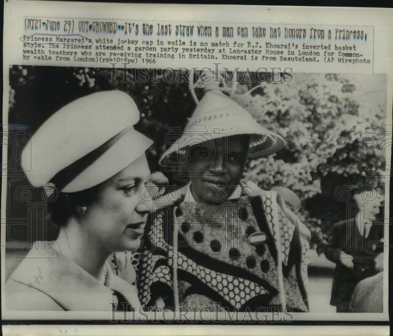 Load image into Gallery viewer, 1966 Press Photo Princess Margaret and E.J. Khoarai at Lancaster House in London
