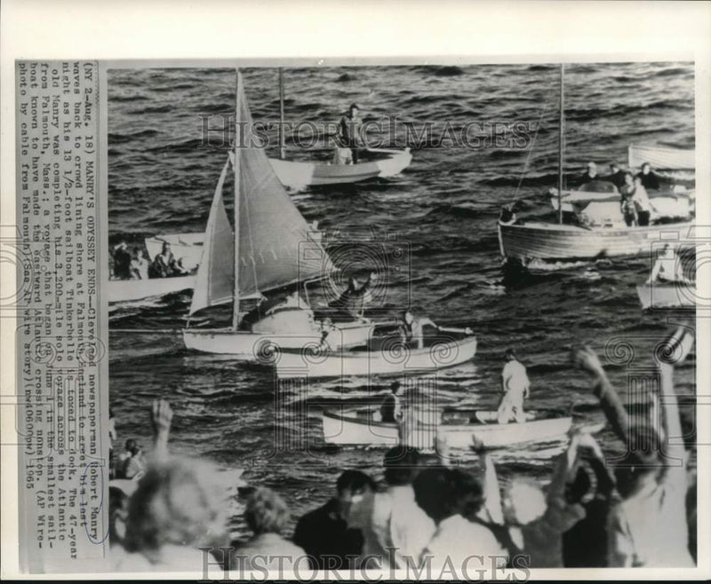 Load image into Gallery viewer, 1965 Press Photo Robert Manry greeted at Falmouth, England after Atlantic voyage
