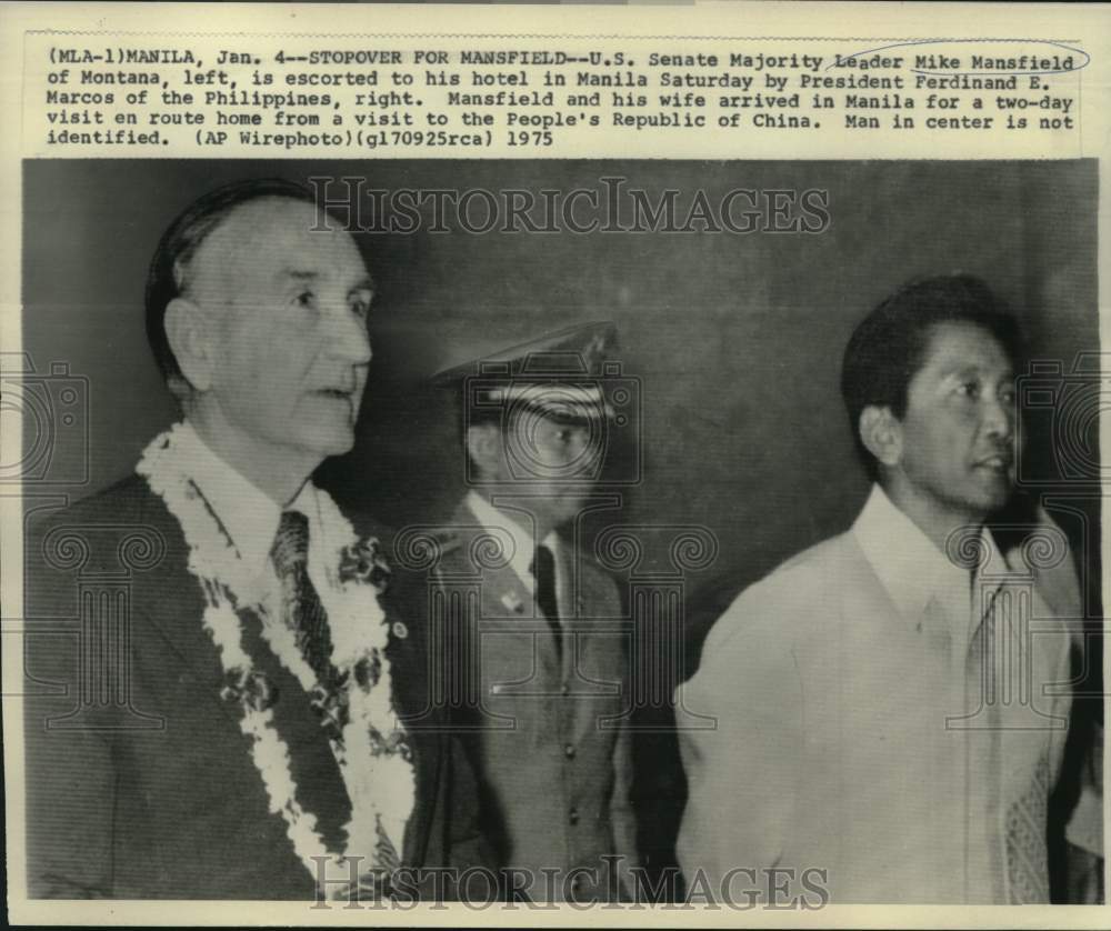 1975 Press Photo Senator Mansfield escorted to Manila hotel by President Marcos