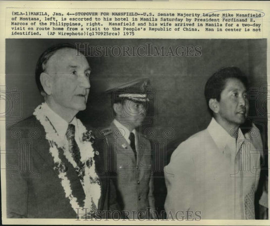 1975 Press Photo Senator Mansfield escorted to Manila hotel by President Marcos