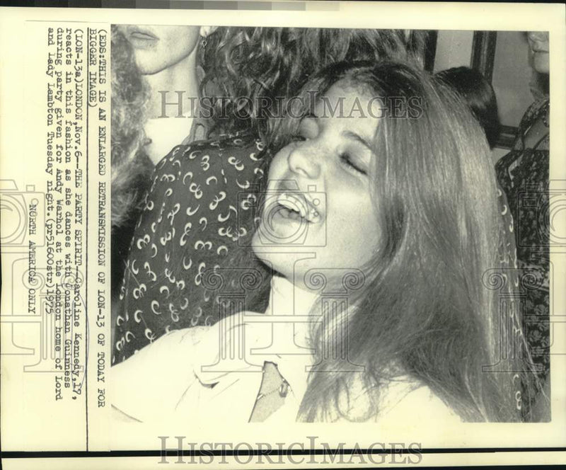 Load image into Gallery viewer, 1975 Press Photo Caroline Kennedy in party spirit in London - now19953
