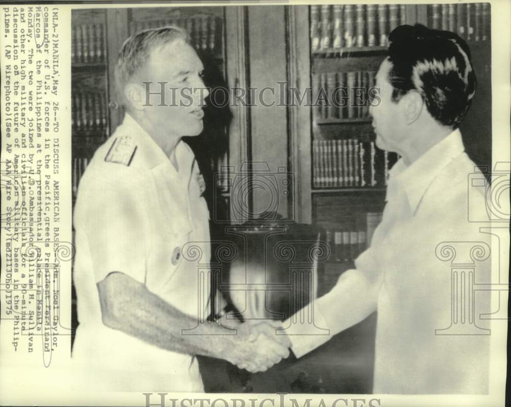 1975 Press Photo Admiral Gaylor greets Philippines' Marcos in Manila - now20010
