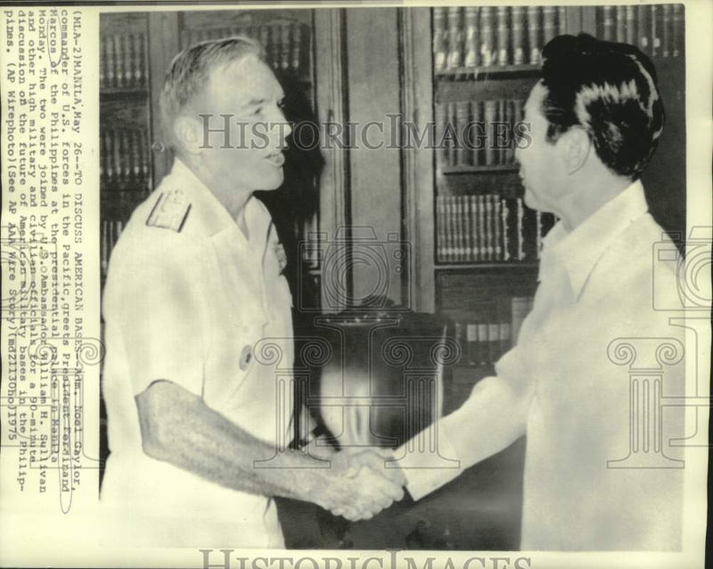 Load image into Gallery viewer, 1975 Press Photo Admiral Gaylor greets Philippines' Marcos in Manila - now20010
