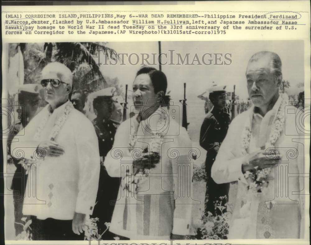 1975 Press Photo Philippine&#39;s Marcos and others pay homage to WWII dead