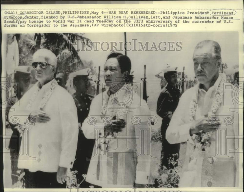 Load image into Gallery viewer, 1975 Press Photo Philippine's Marcos and others pay homage to WWII dead
