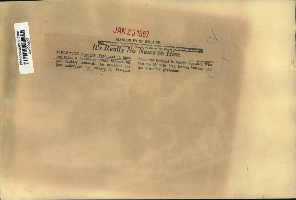 1967 Press Photo Philippine President Marcos reads newspaper as others watch