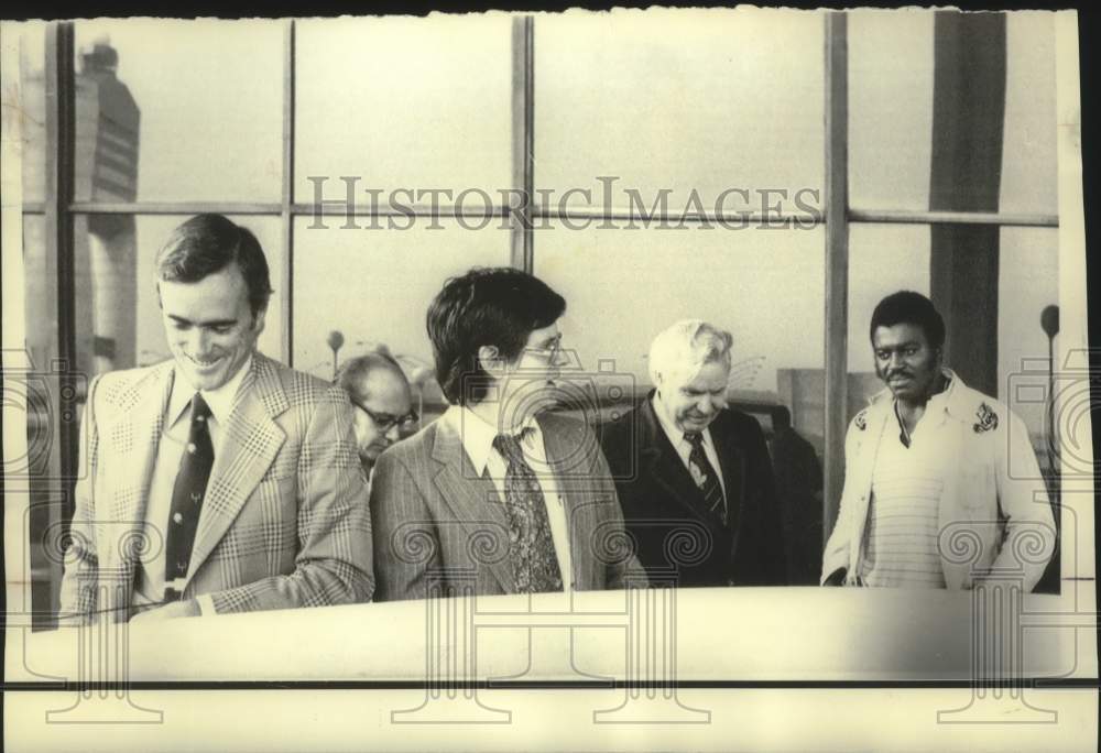 1975 Press Photo New England Patriots&#39; Robert Marr and others at Boston airport- Historic Images