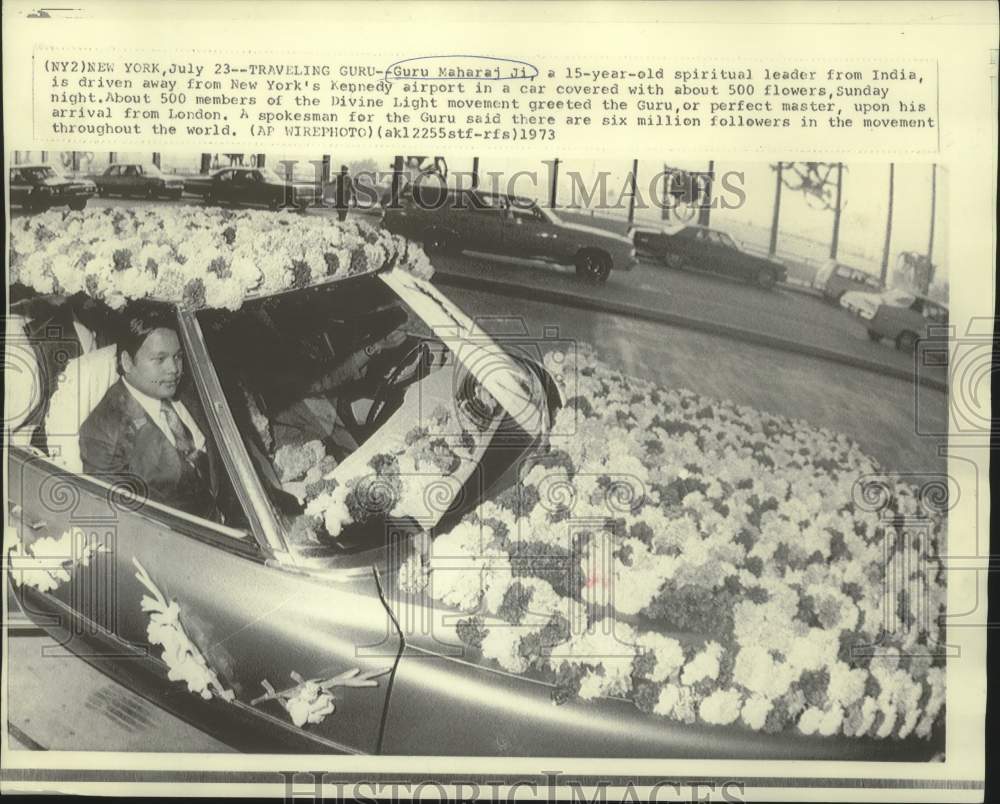 1973 Press Photo India's Guru Maharaj Ji driven in flowered car from NY airport