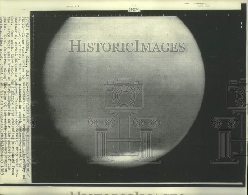 Load image into Gallery viewer, 1969 Press Photo Scientists see features of Mars from Mariner 6 photo
