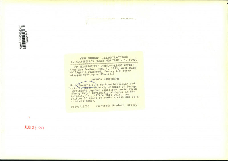 Load image into Gallery viewer, 1993 Press Photo Cartoon historian and critic Rick Marschall, holds cartoon
