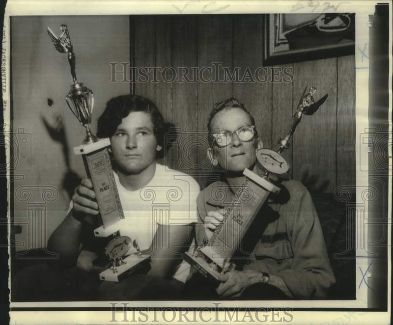 Load image into Gallery viewer, 1973 Press Photo Randy and Duane Masters, 1st and 2nd place fishing winners
