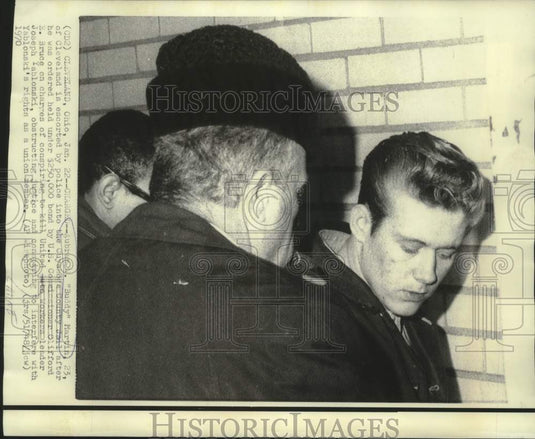 1970 Press Photo Aubran Martin escorted into Cuyahoga County jail in Cleveland