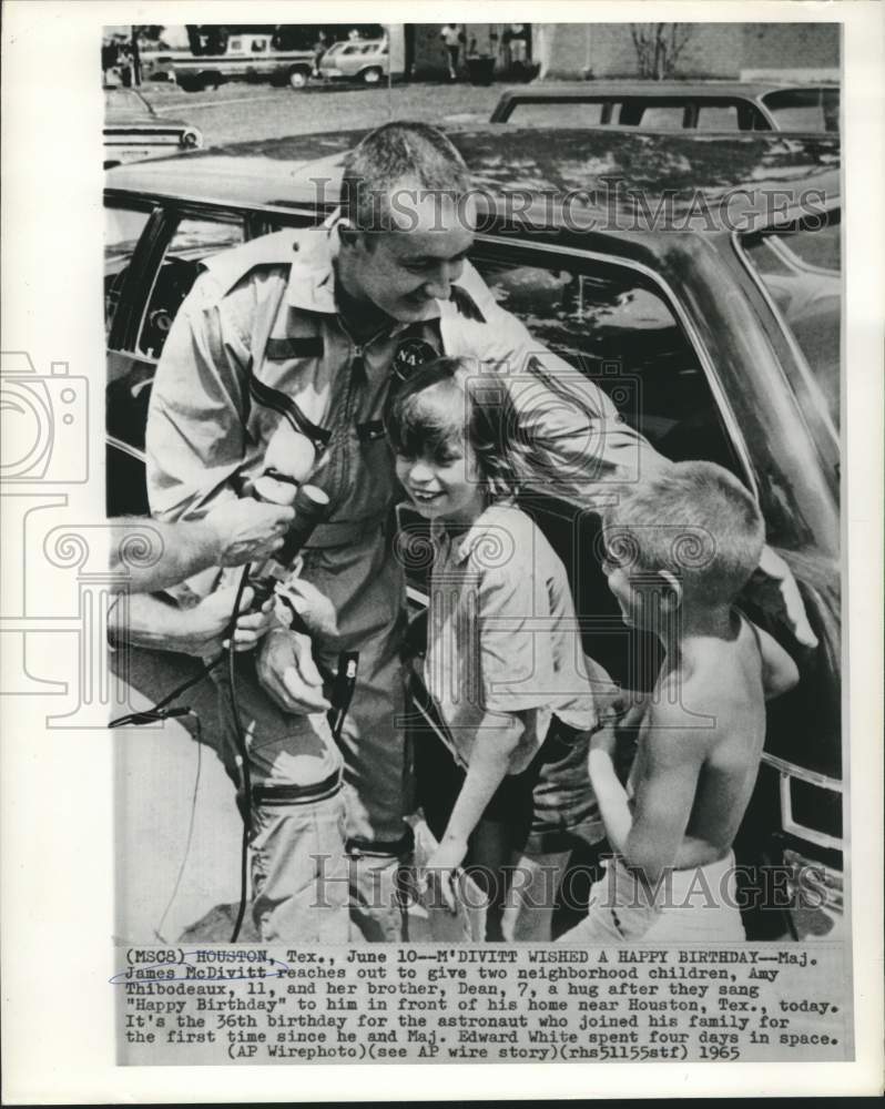1965 Press Photo Astronaut James McDivitt with Texas neighborhood children