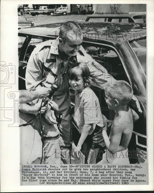 1965 Press Photo Astronaut James McDivitt with Texas neighborhood children