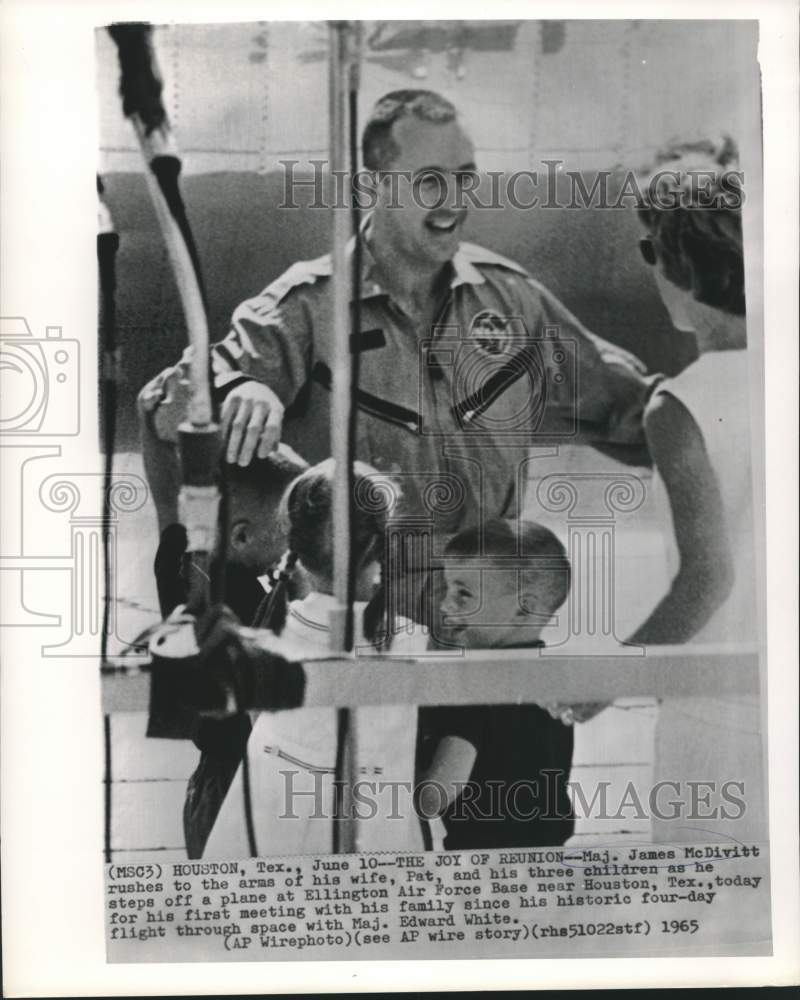 1965 Press Photo Astronaut McDivitt rushes to greet family in Houston, Texas