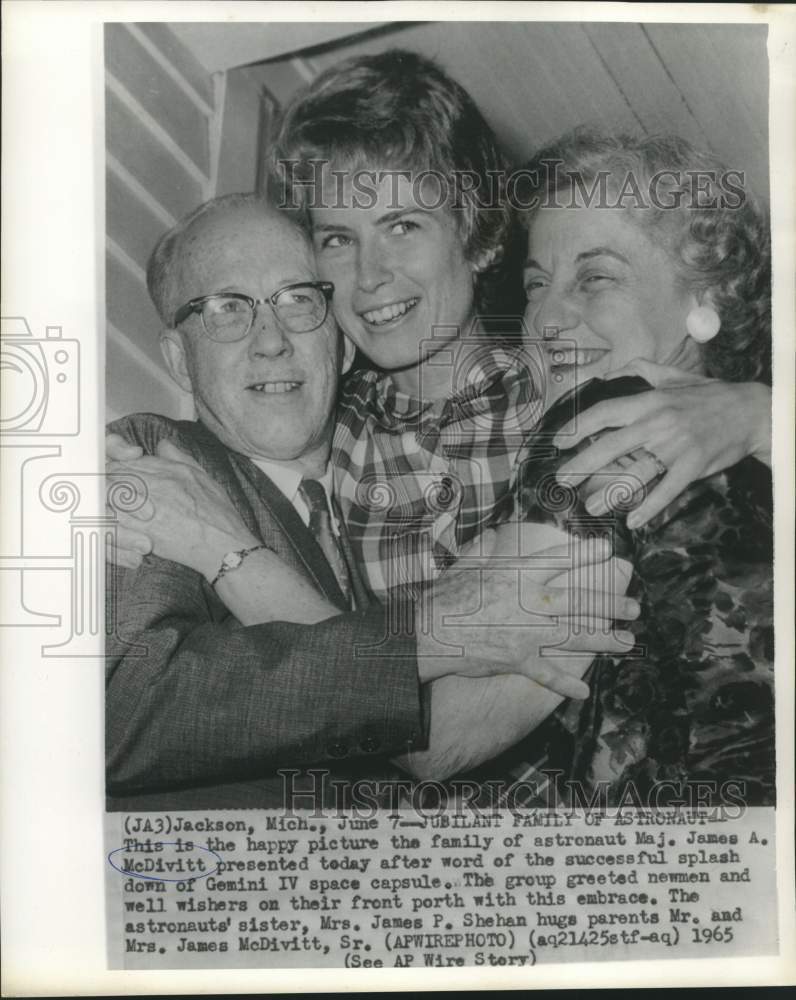1965 Press Photo Astronaut McDivitt&#39;s family, sister and parents in Michigan
