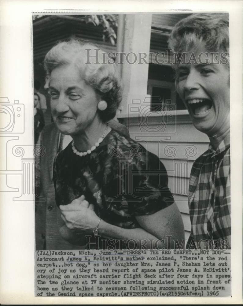 Load image into Gallery viewer, 1965 Press Photo Astronaut McDivitt's family at news conference in Michigan
