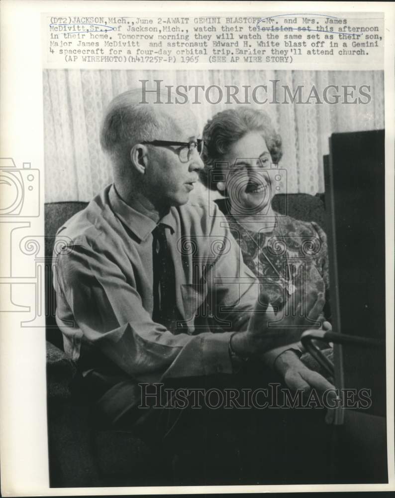 Load image into Gallery viewer, 1965 Press Photo Astronaut James McDivitt parents shown in their Michigan home.
