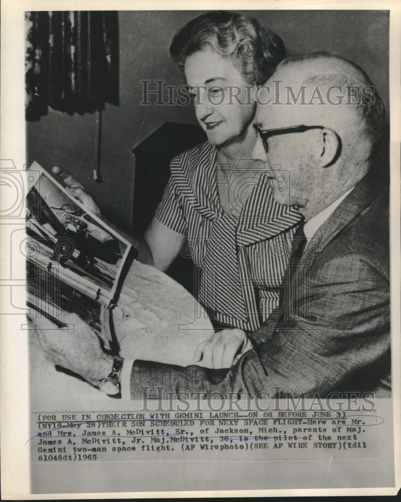 Load image into Gallery viewer, 1965 Press Photo Gemini astronaut James McDivvit's parents look at photographs
