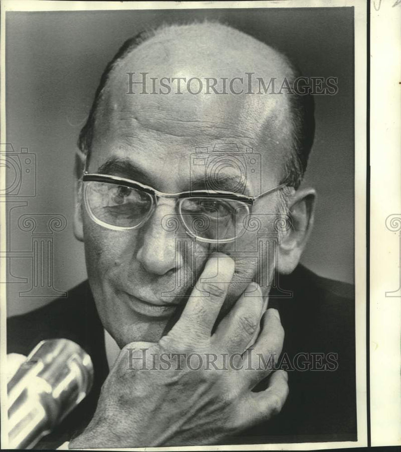 Load image into Gallery viewer, 1973 Press Photo Robert Mardian testifies at Senate Watergate Committee
