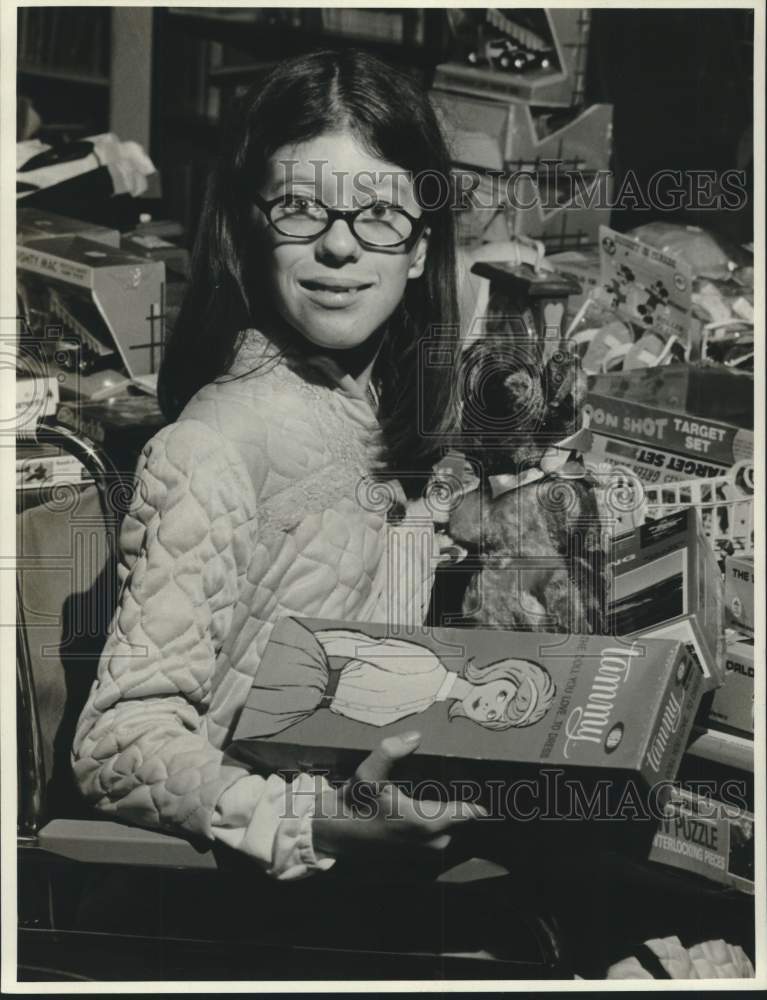 1972 Press Photo Opelousas hospital patient Marie Marshall chooses sister&#39;s gift