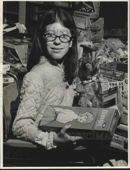 1972 Press Photo Opelousas hospital patient Marie Marshall chooses sister's gift