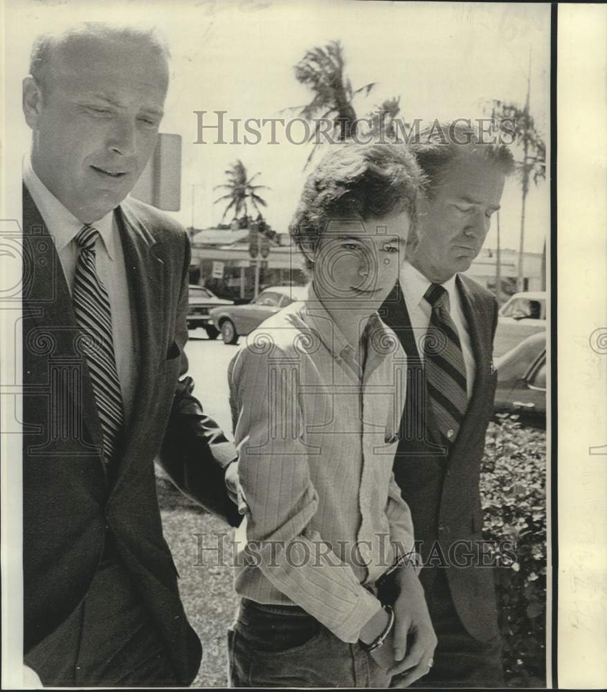 1971 Press Photo Sixteen-year-old Thomas Marston escorted by FBI in Miami