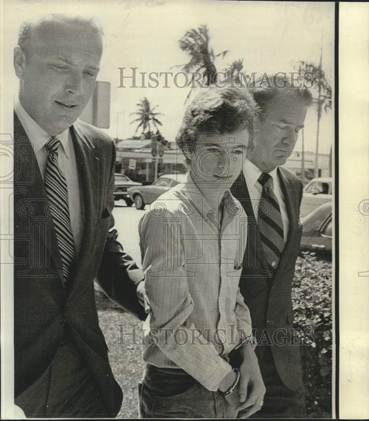 1971 Press Photo Sixteen-year-old Thomas Marston escorted by FBI in Miami