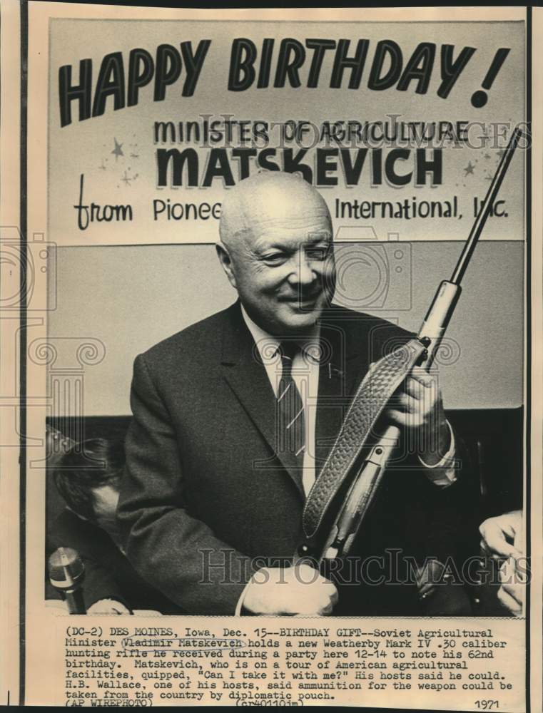 1971 Press Photo Soviet&#39;s Matskevich holds Weatherly Mark IV birthday gift