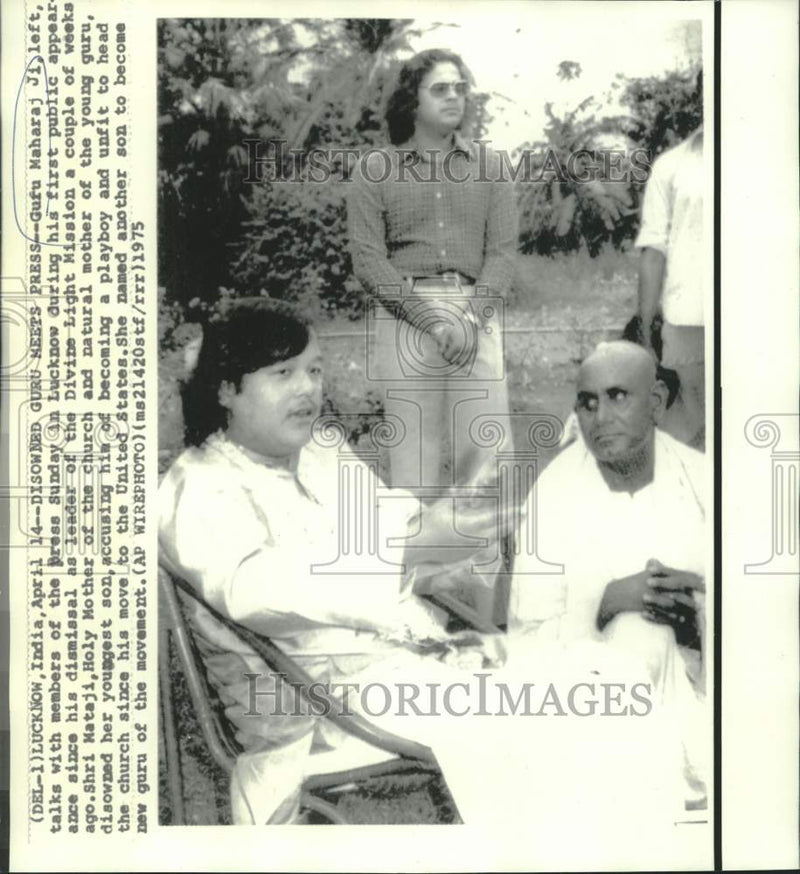 Load image into Gallery viewer, 1975 Press Photo Guru Maharaj Ji with press in Lucknow, India - now20254
