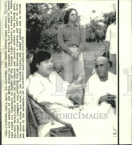 1975 Press Photo Guru Maharaj Ji with press in Lucknow, India - now20254