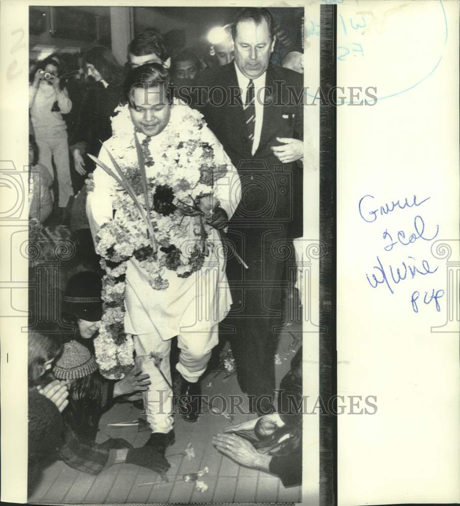 1972 Press Photo India's Guru Maharaj Ji threads through followers in London