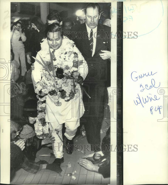 1972 Press Photo India's Guru Maharaj Ji threads through followers in London