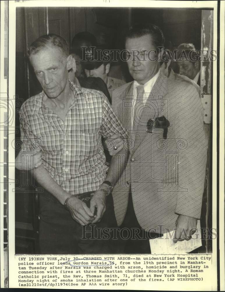 1974 Press Photo Gordon Marais escorted into Manhattan police department
