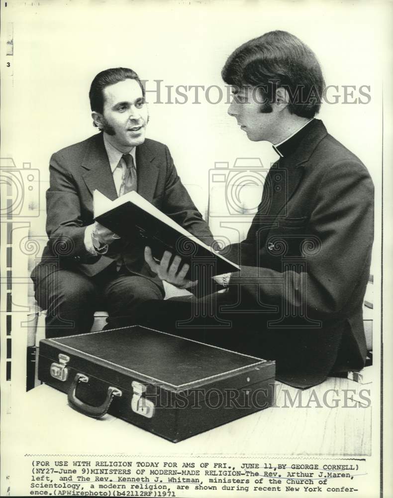 Load image into Gallery viewer, 1971 Press Photo The Reverends Arthur Maren and Whitman of modern-made religion
