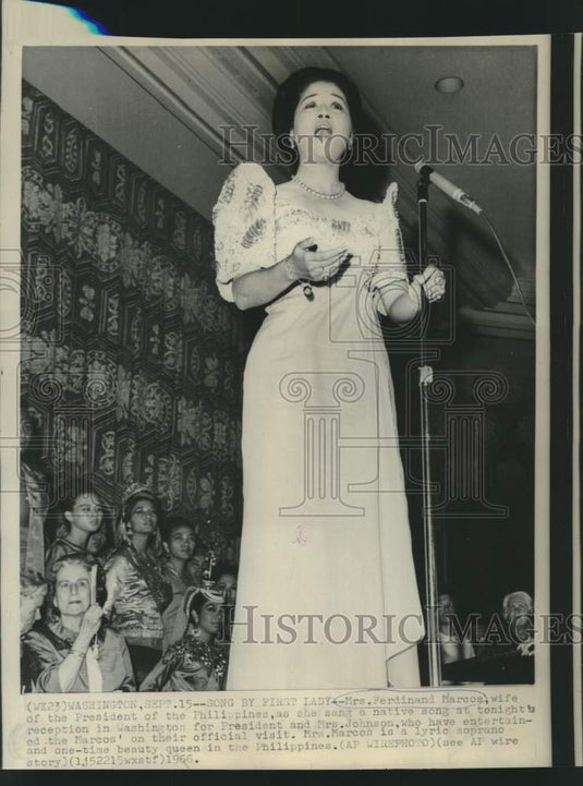 1966 Press Photo Mrs. Ferdinand Marcos sings Philippine native song at reception