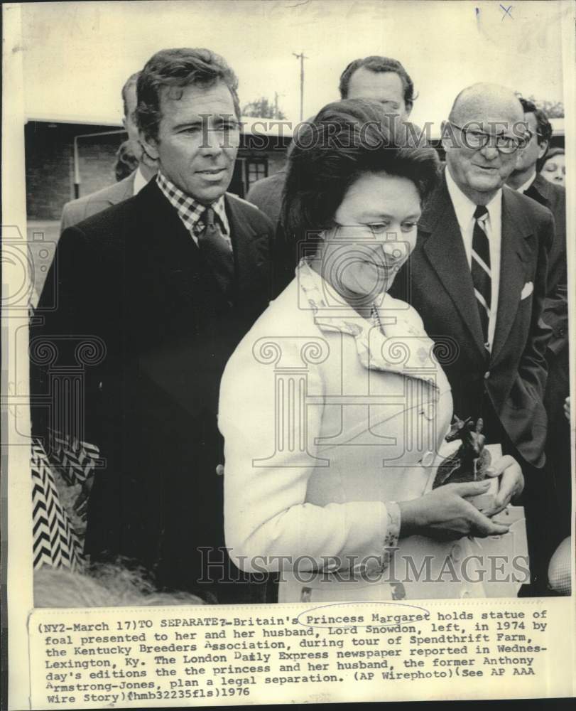 1974 Press Photo Princess Margaret with statuette, &amp; Lord Snowden, Lexington, KY- Historic Images